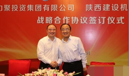 近日，陜建機(jī)械與安徽力聚簽訂戰(zhàn)略合作協(xié)議，陜建機(jī)械董事長楊宏軍，副總經(jīng)理、營銷總監(jiān)賀衛(wèi)東，安徽力聚投資集團(tuán)董事長宋執(zhí)壽，黨支部書記陳邦勤以及安徽潤路公司總經(jīng)理杜永龍等單位領(lǐng)導(dǎo)出席了會(huì)議