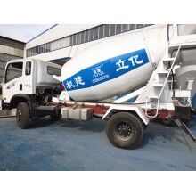 專業(yè)生產(chǎn)小型混凝土罐車，億立實(shí)業(yè)2m3攪拌罐車